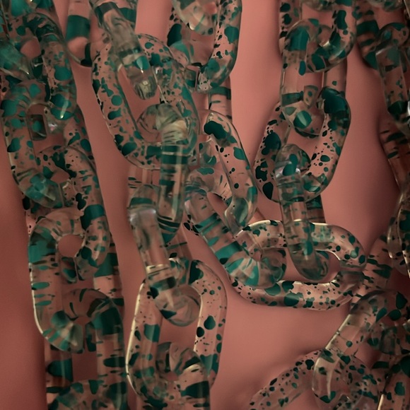 Natasha 80s vibes plastic acrylic chain necklaces - Picture 4 of 5